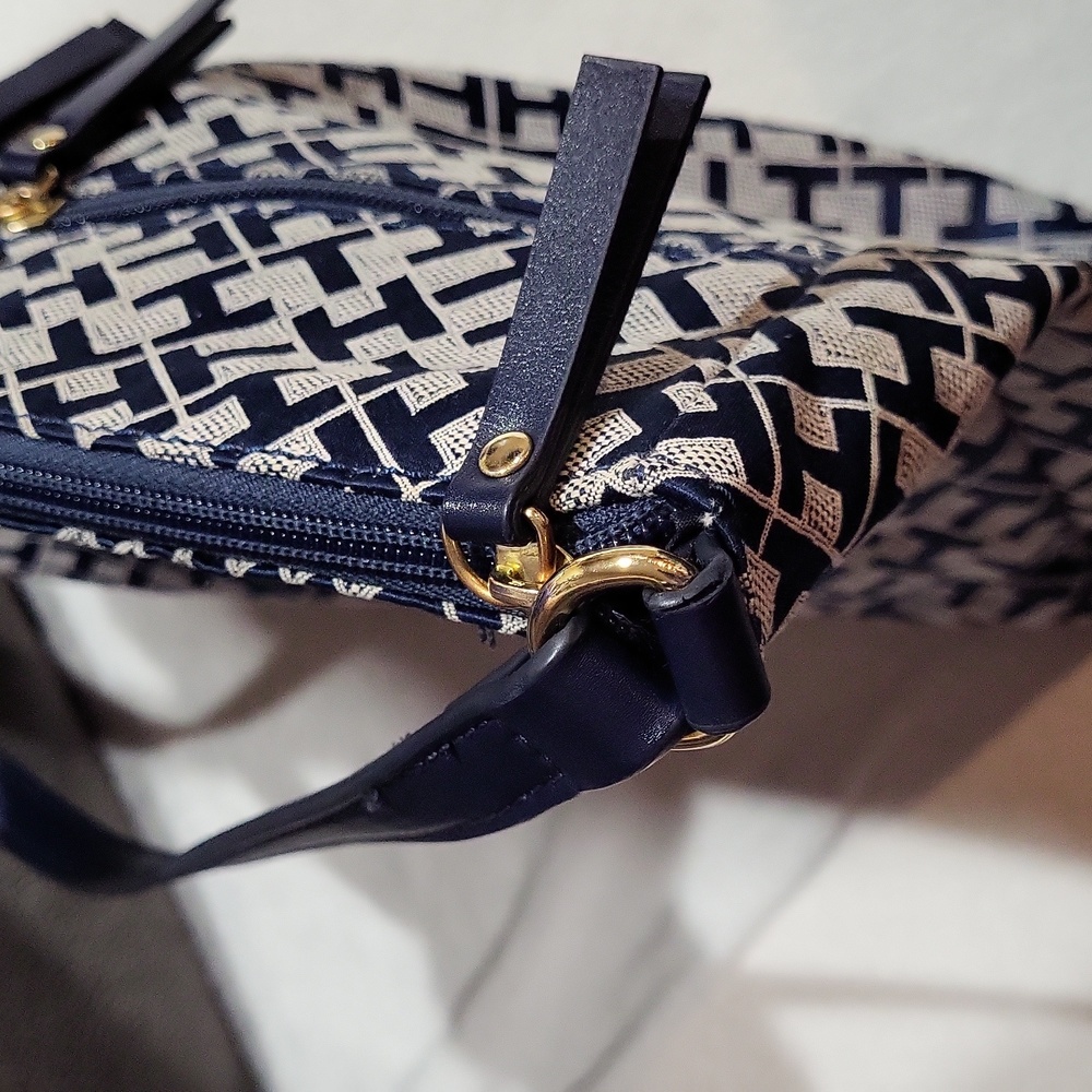 Tommy Hilfiger Purse - Picture 14 of 14